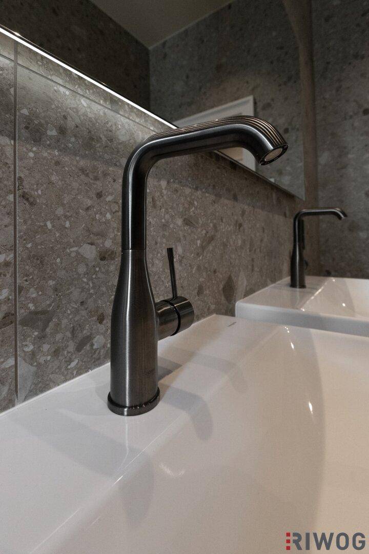 Nahaufnahme einer modernen Armatur über einem Waschbecken im stilvollen Badezimmer.