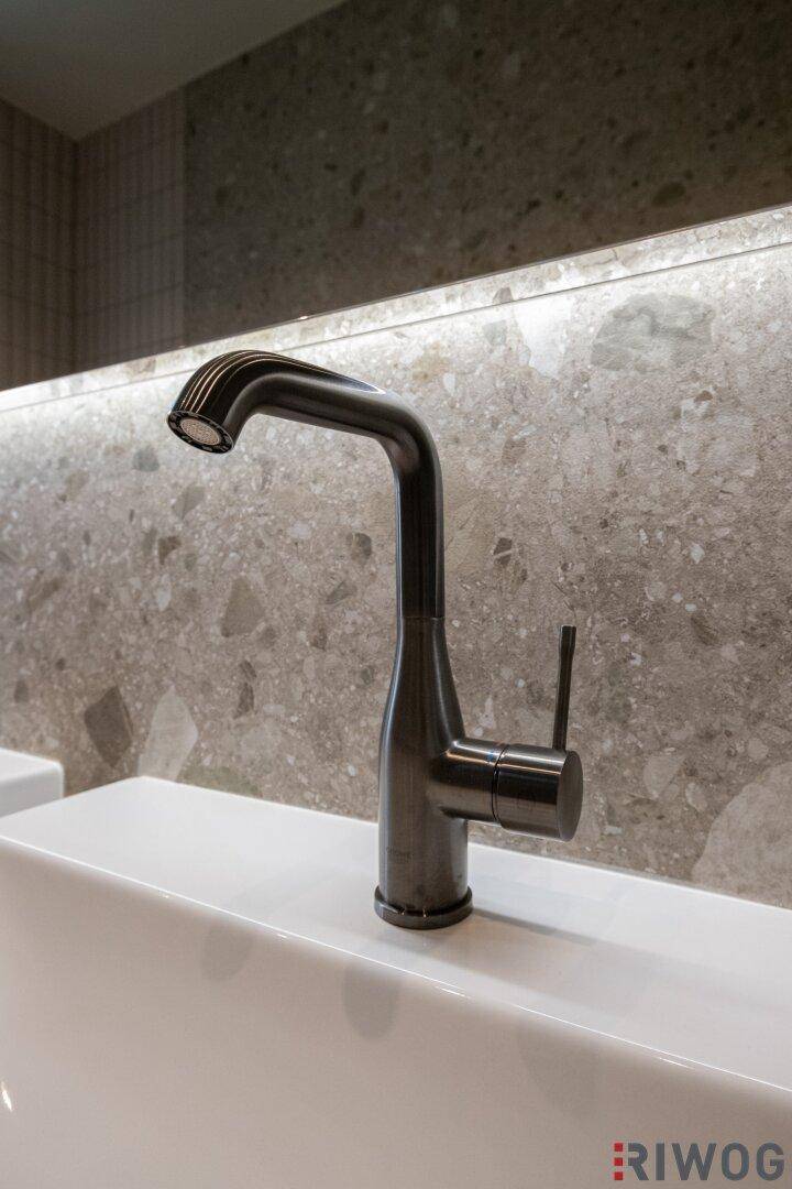 Nahaufnahme einer modernen Armatur über einem Waschbecken im stilvollen Badezimmer.