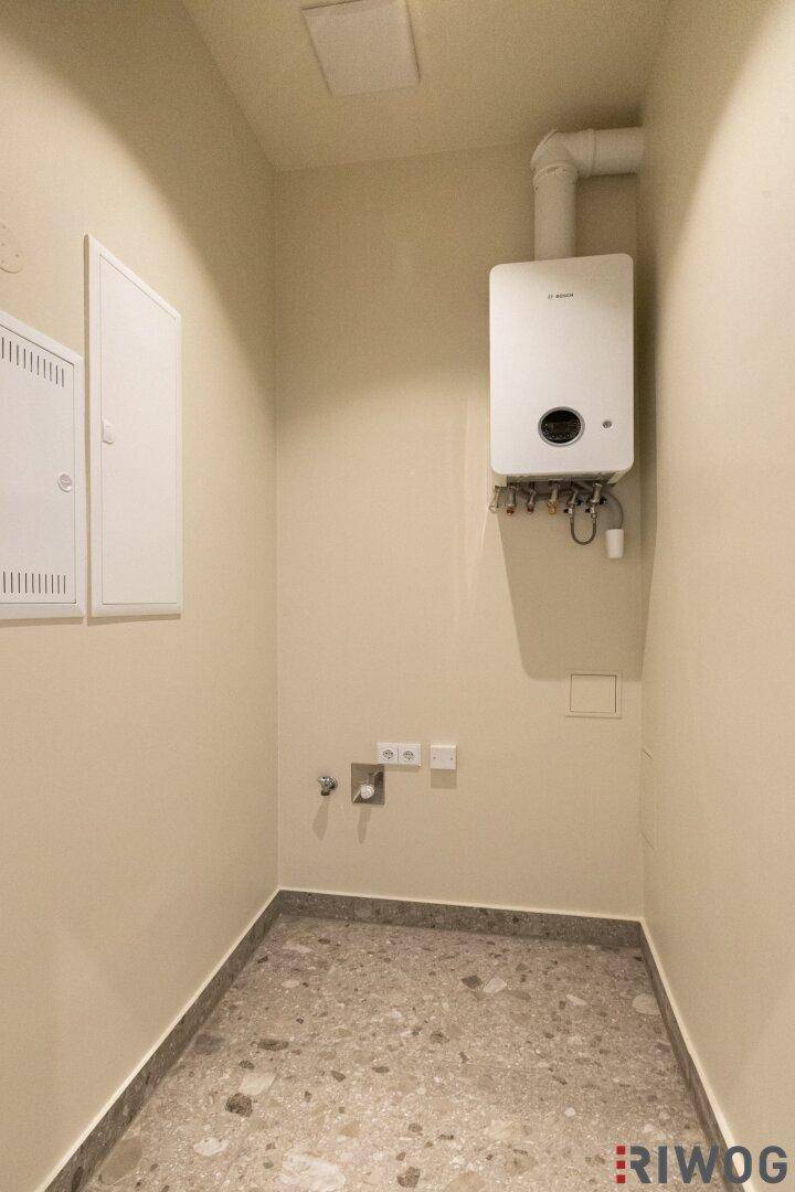 Funktionaler Abstellraum mit Heizungsanlage und vorbereiteten Installationen.