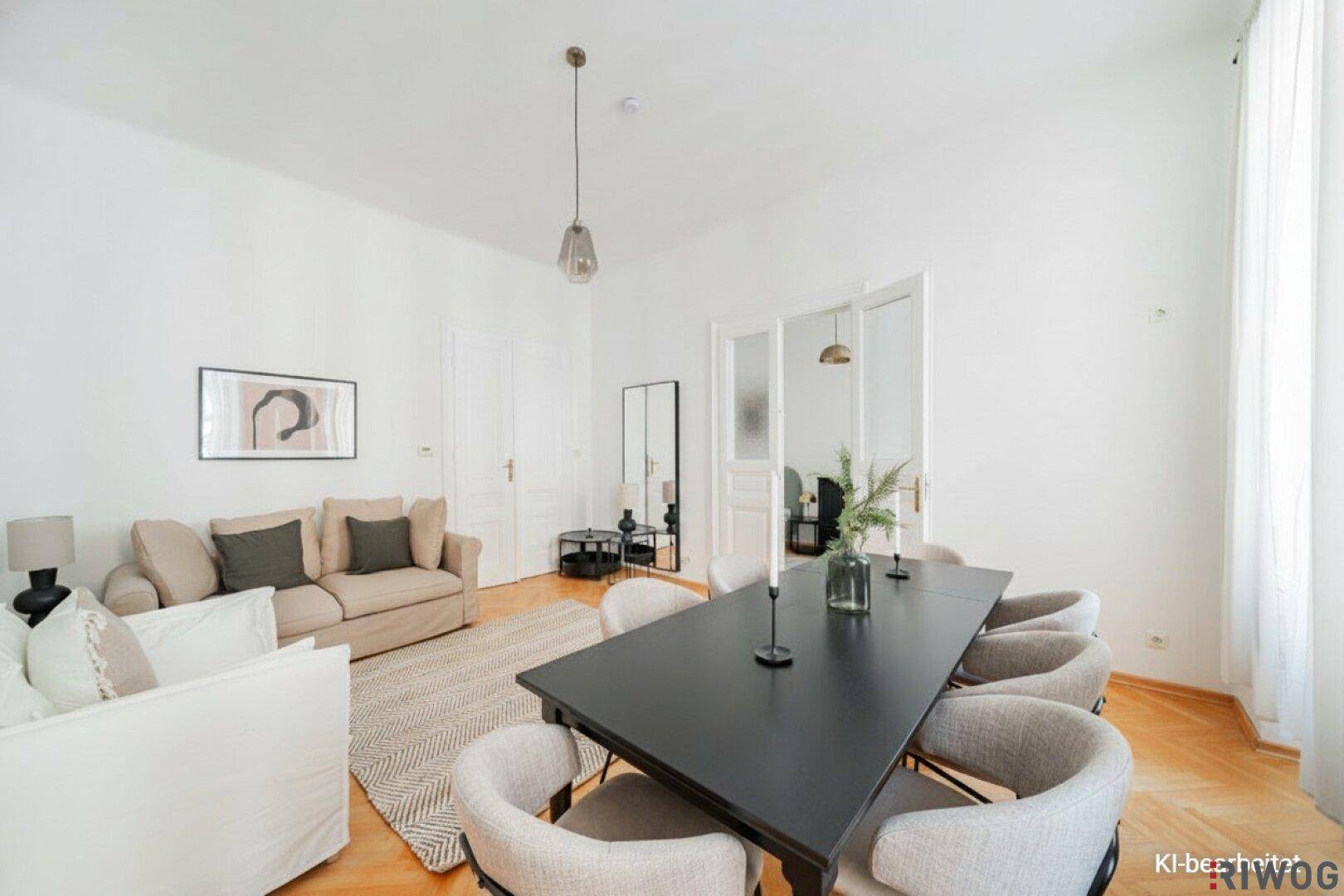 Helles Wohn- und Esszimmer mit modernem Esstisch, bequemen Sofas und Fischgrätparkett.