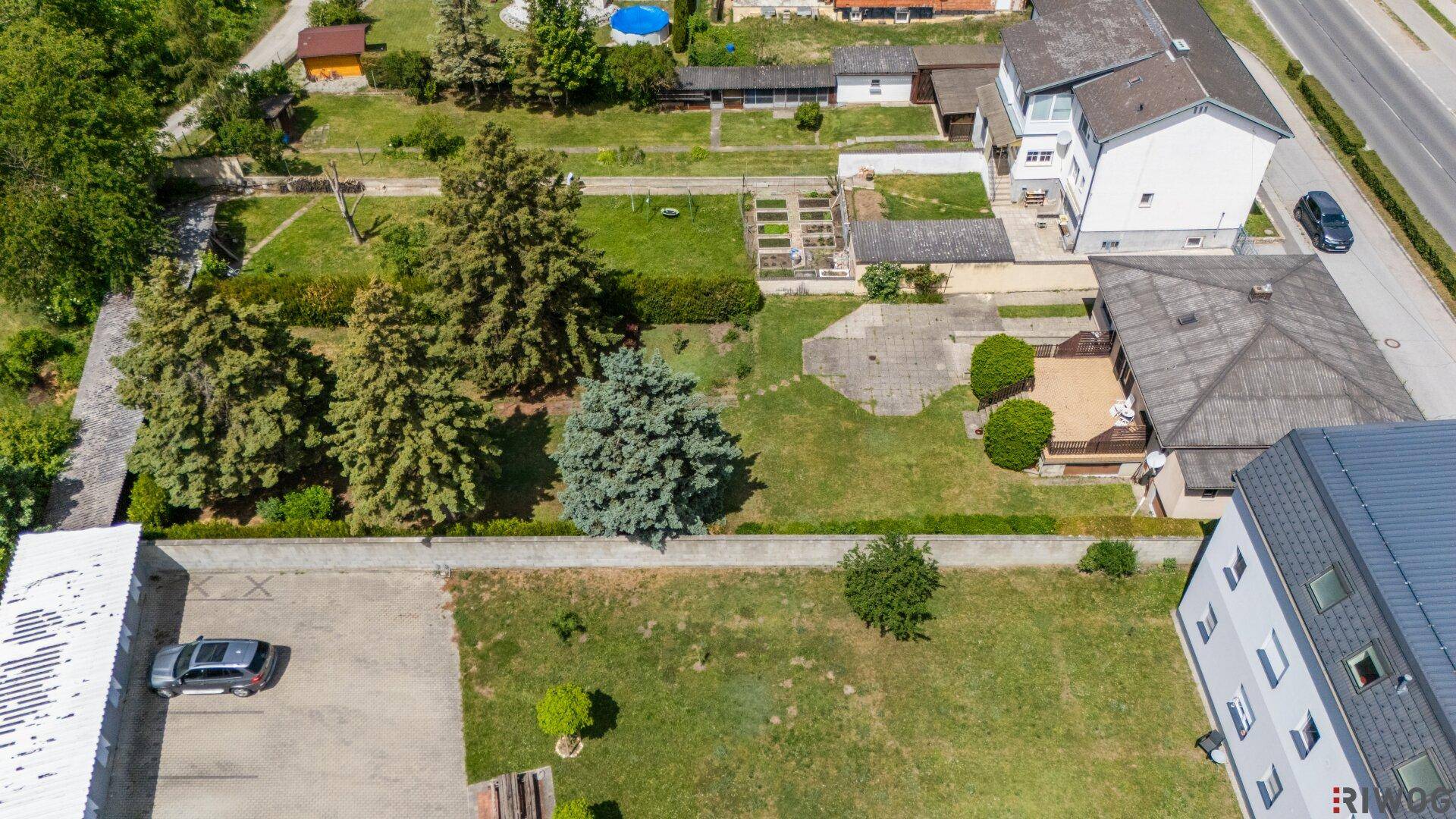 Übersicht des Grundstücks aus der Vogelperspektive mit Haus, Garten und umliegender Bebauung.
