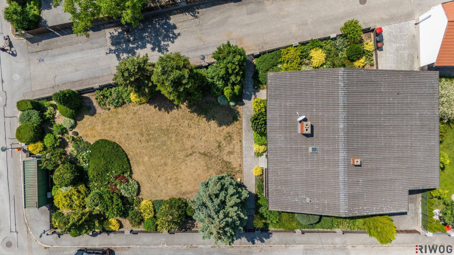 Luftaufnahme des gesamten Grundstücks mit Haus, Garten und umliegender Straße.