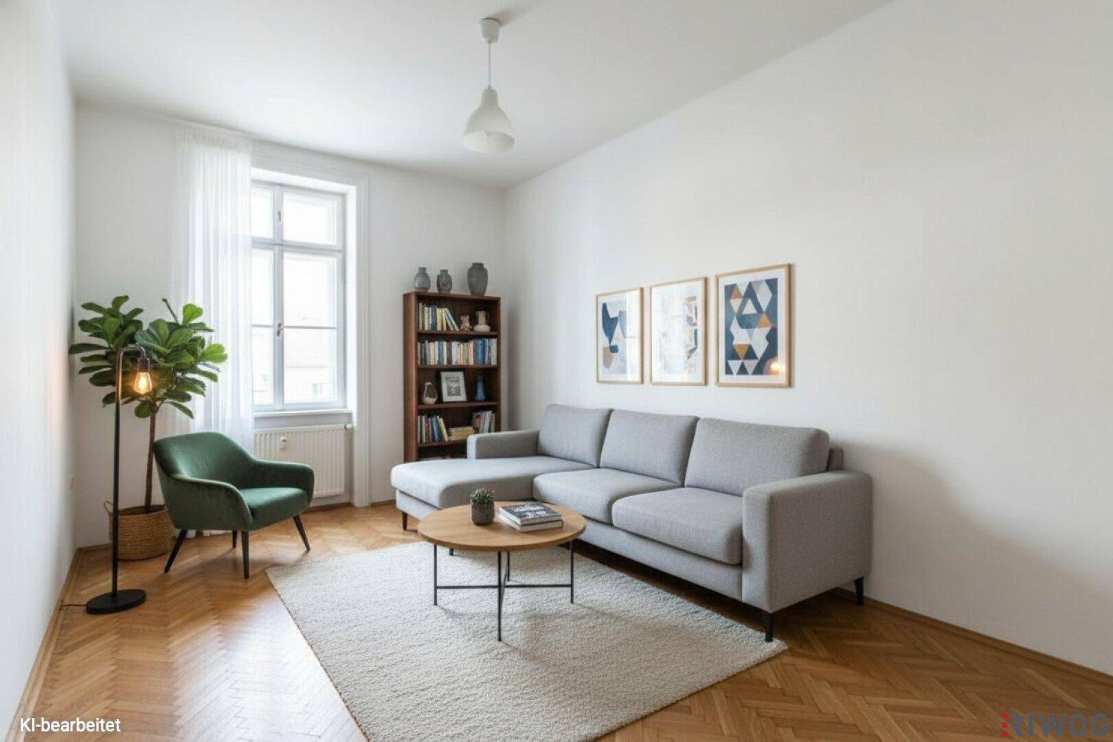 Helles Wohnzimmer mit modernem Sofa, Bücherregal und Parkettboden, einladend und stilvoll eingerichtet.