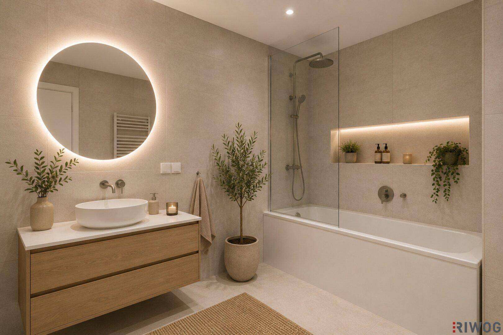 Modernes Badezimmer mit beleuchtetem Spiegel, Badewanne und Dusche in hellen Farbtönen.