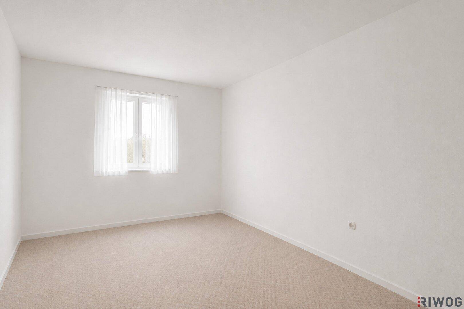 Unmöblierter Raum mit Teppichboden, weißen Wänden und einem Fenster mit transparenten Vorhängen.