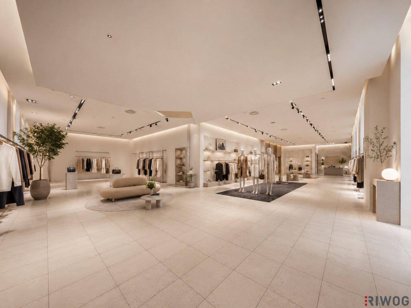 Eleganter Verkaufsraum mit heller Einrichtung, Fliesenboden und Damenmode auf Mannequins.