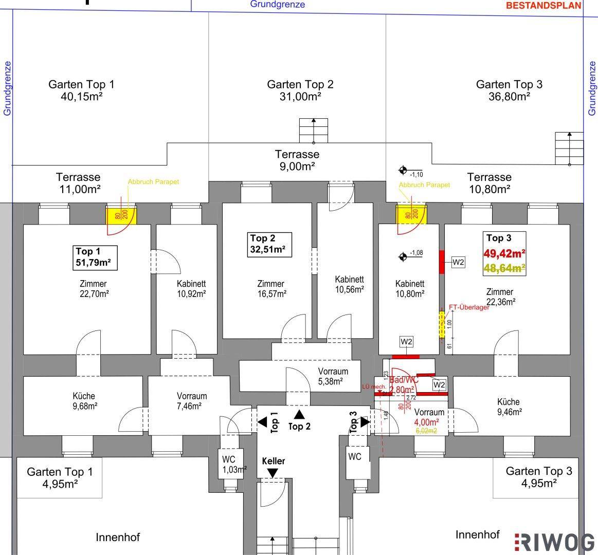 Grundrissplan zeigt drei Wohneinheiten mit separaten Küchen, mehreren Zimmern, Terrassen und Gärten.