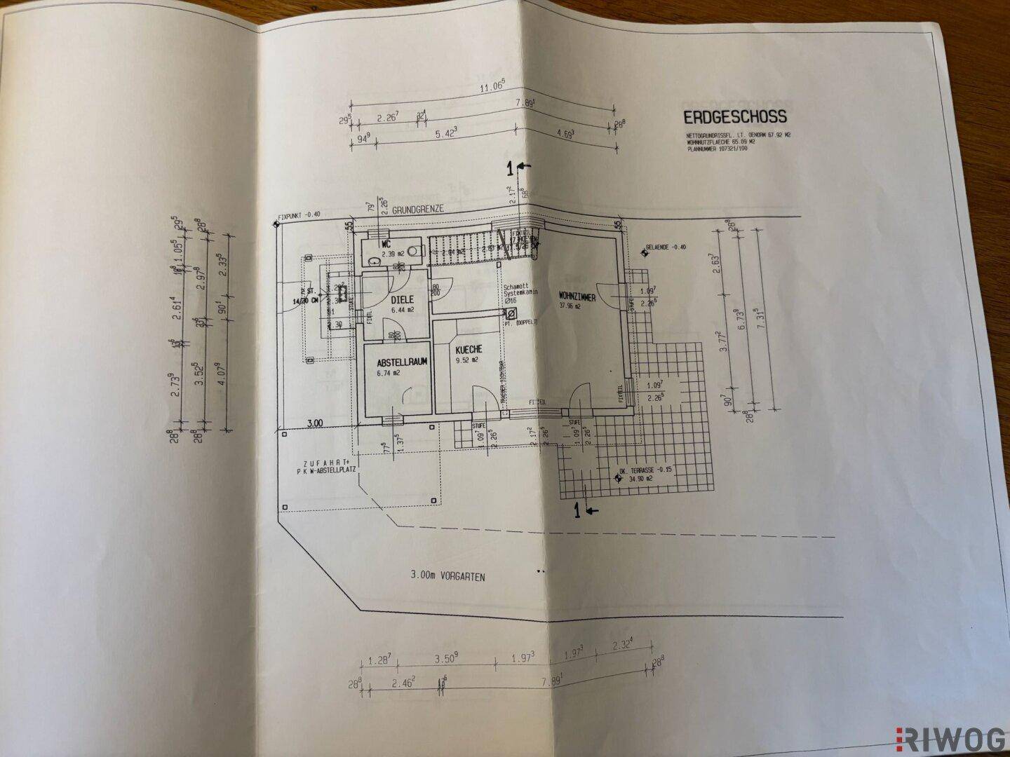 Grundriss des Erdgeschosses mit Wohnzimmer, Küche, Abstellraum und Gäste-WC.