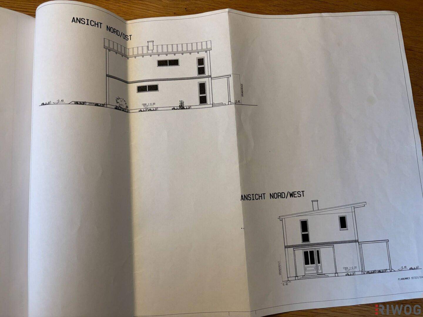 Architektonische Ansichten des Gebäudes von Nordost und Nordwest mit klaren Linien.