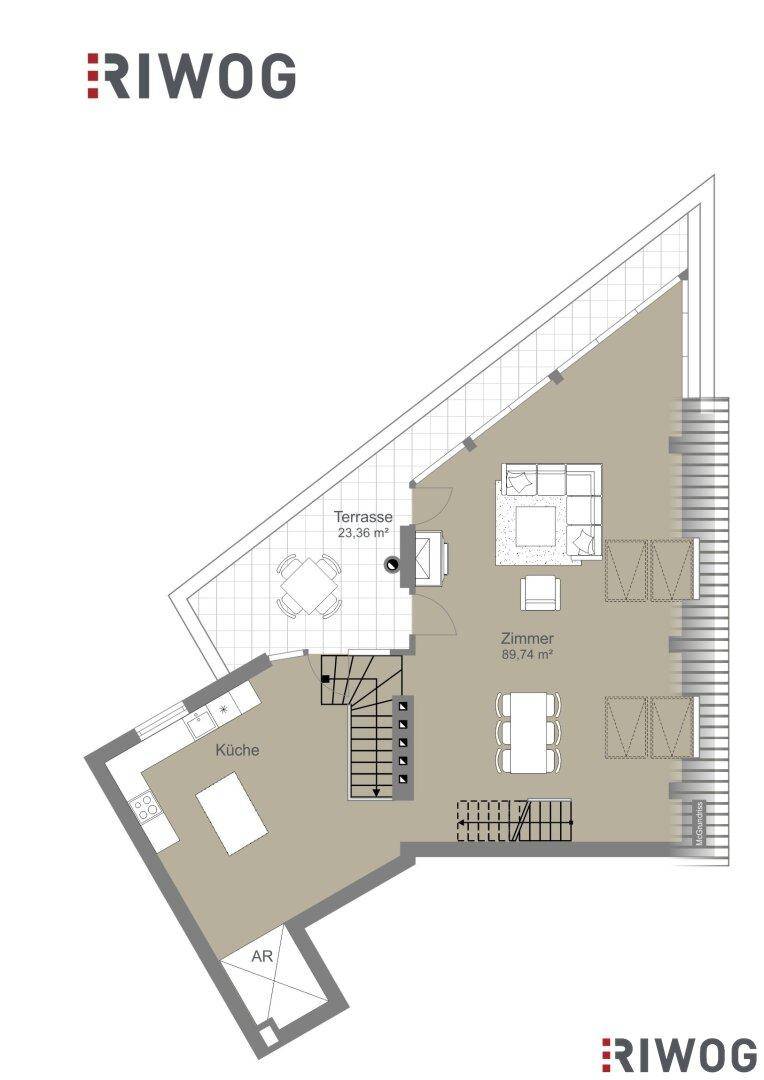 Grundriss des unteren Geschosses mit offener Küche, großem Wohnbereich, Abstellraum und Terrasse.