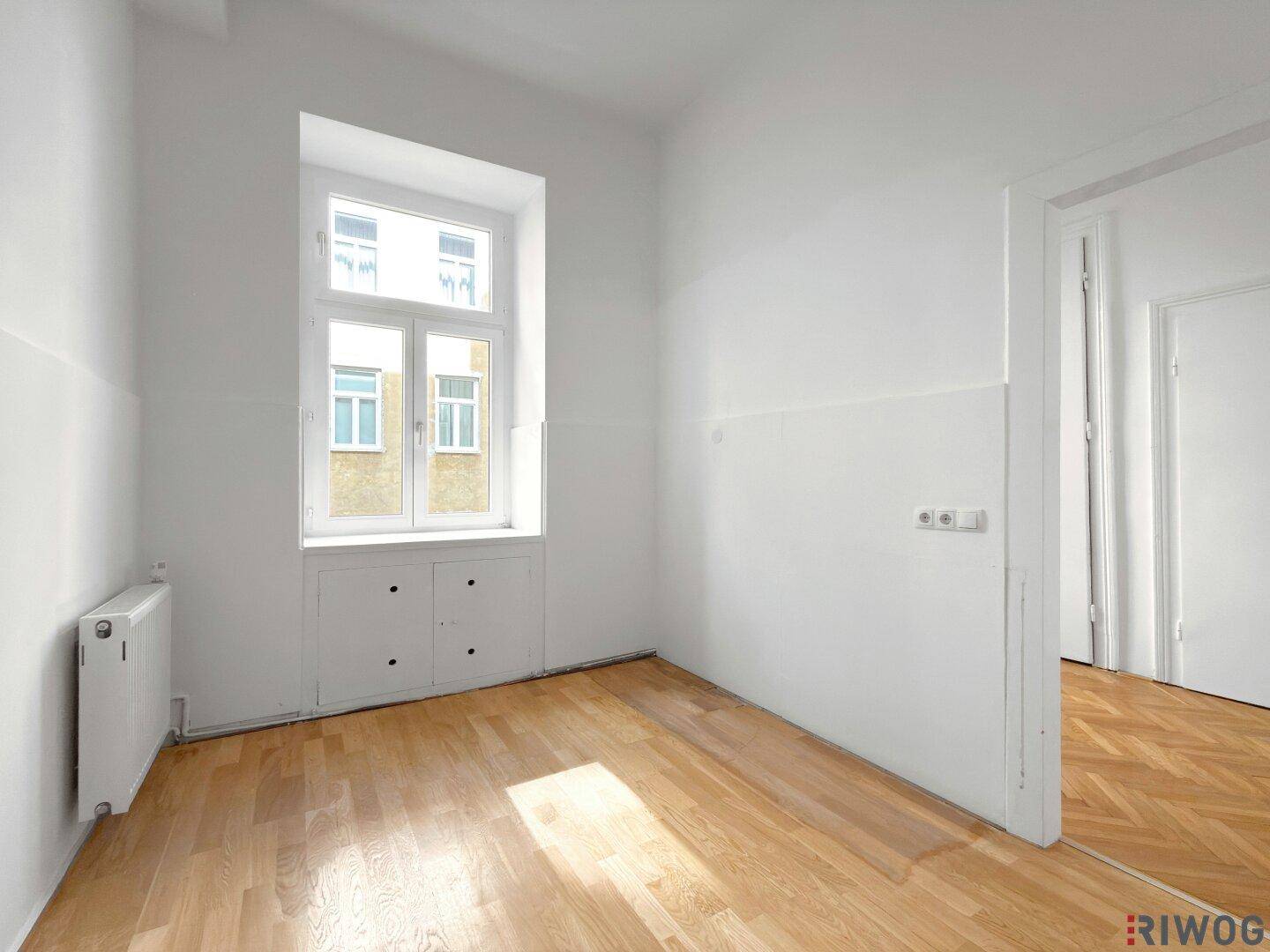 Kleineres, helles Zimmer mit Parkettboden und einem Fenster, vielseitig nutzbar.