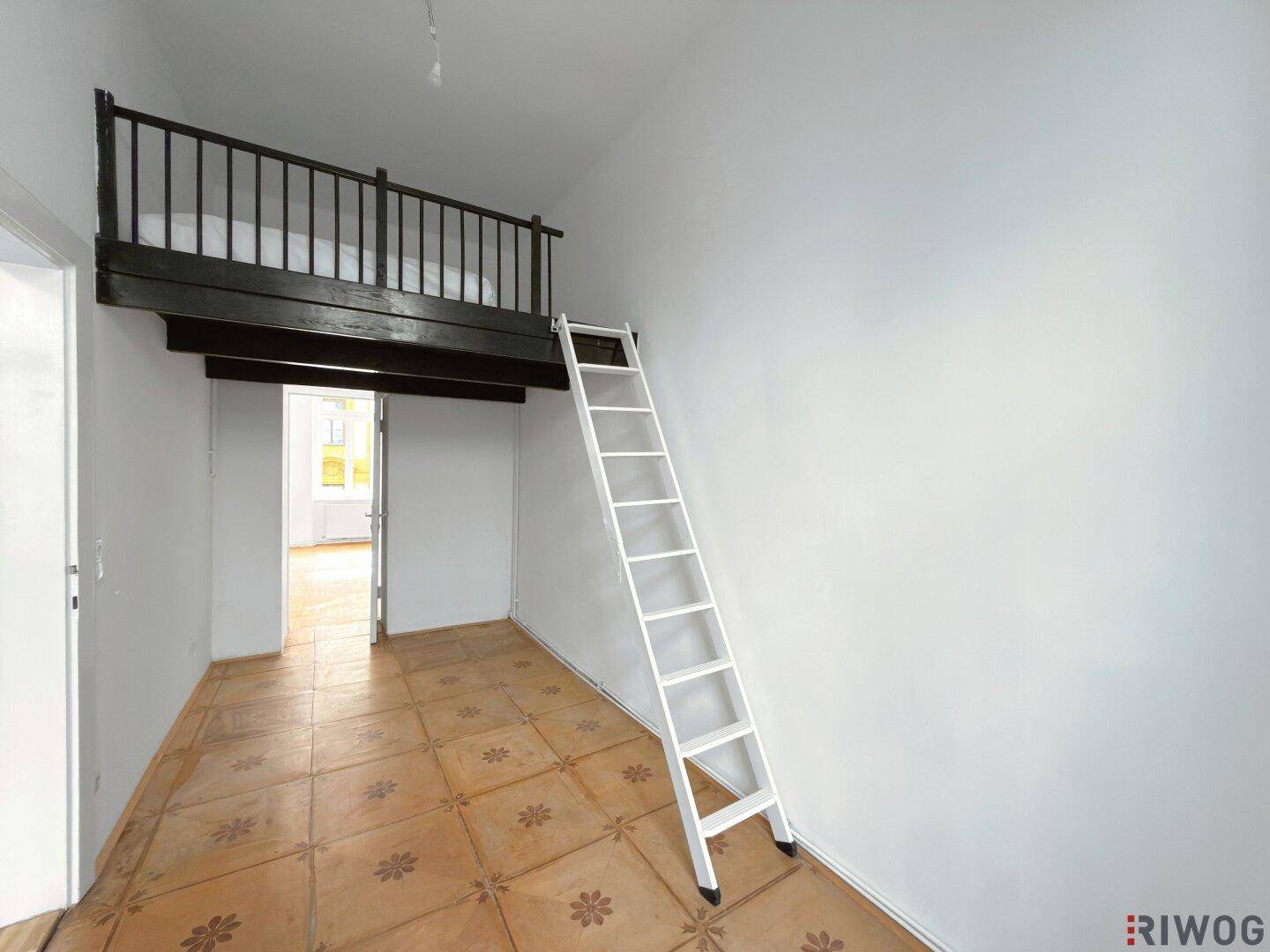 Zimmer mit Hochbett und gemusterten Fliesen, bietet zusätzlichen Schlafplatz.