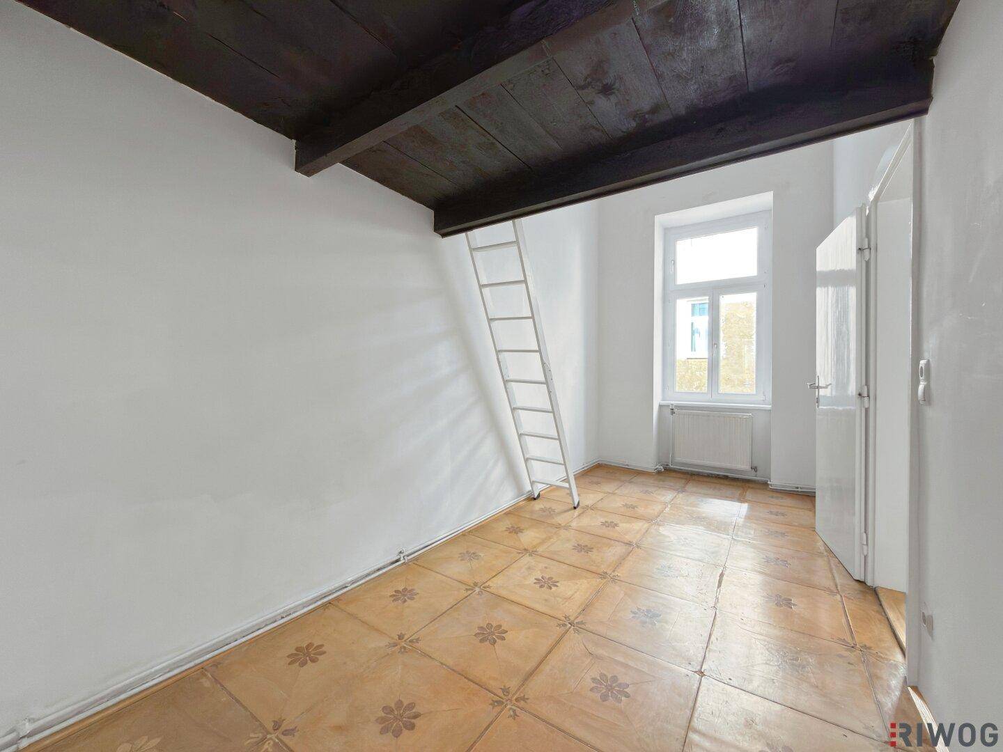 Helles Zimmer mit Hochbett, gemusterten Fliesen und Fenster, gemütlich und funktional.