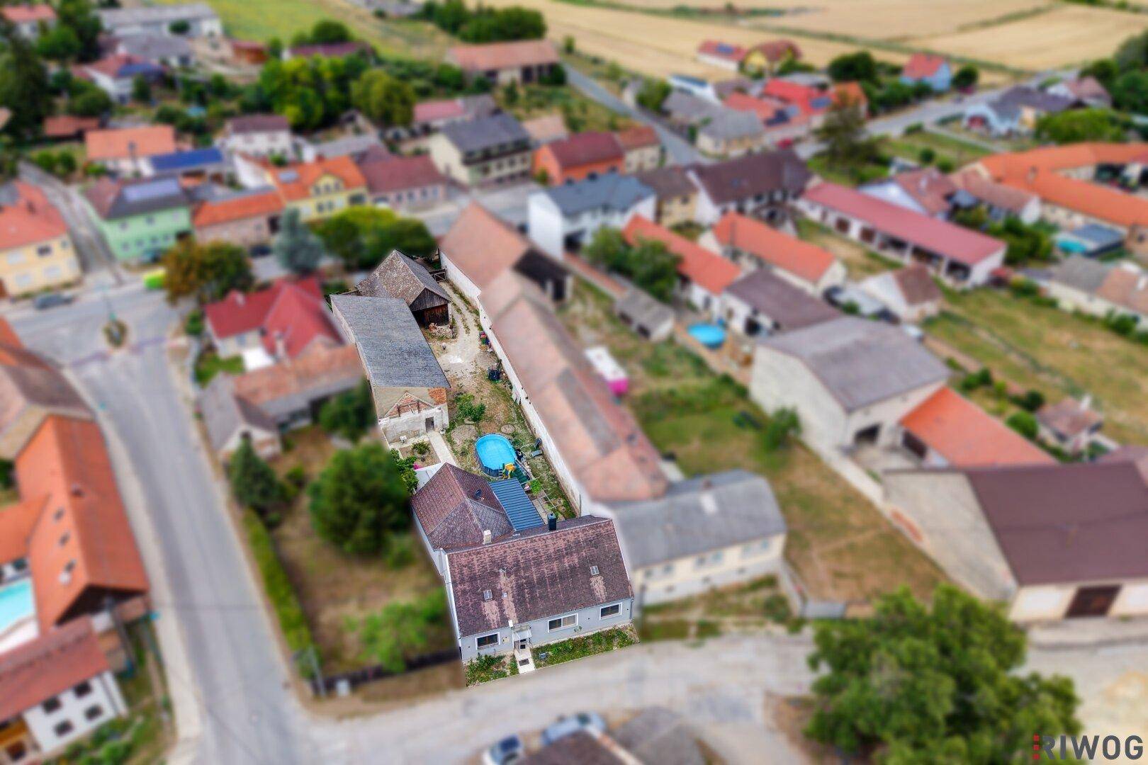 Überblick aus der Vogelperspektive über das Grundstück und die angrenzenden Felder und Häuser.