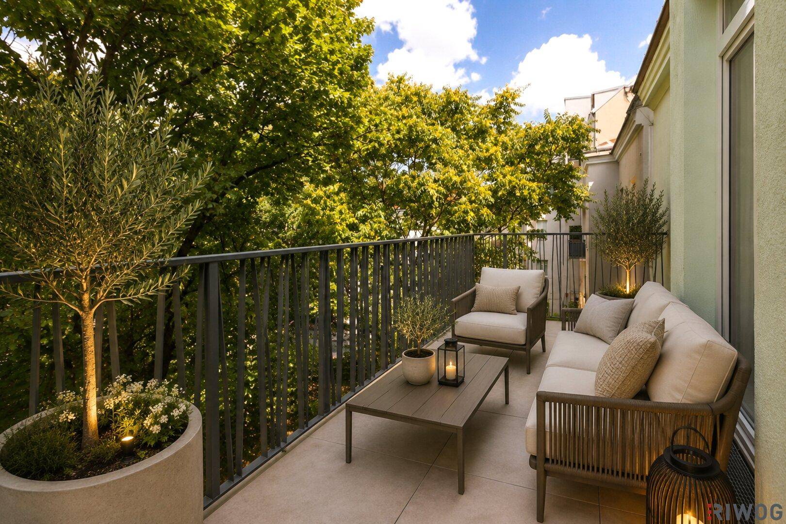 Gemütlicher Balkon mit modernen Outdoor-Möbeln, dekorativen Pflanzen und einem schönen Blick ins Grüne.