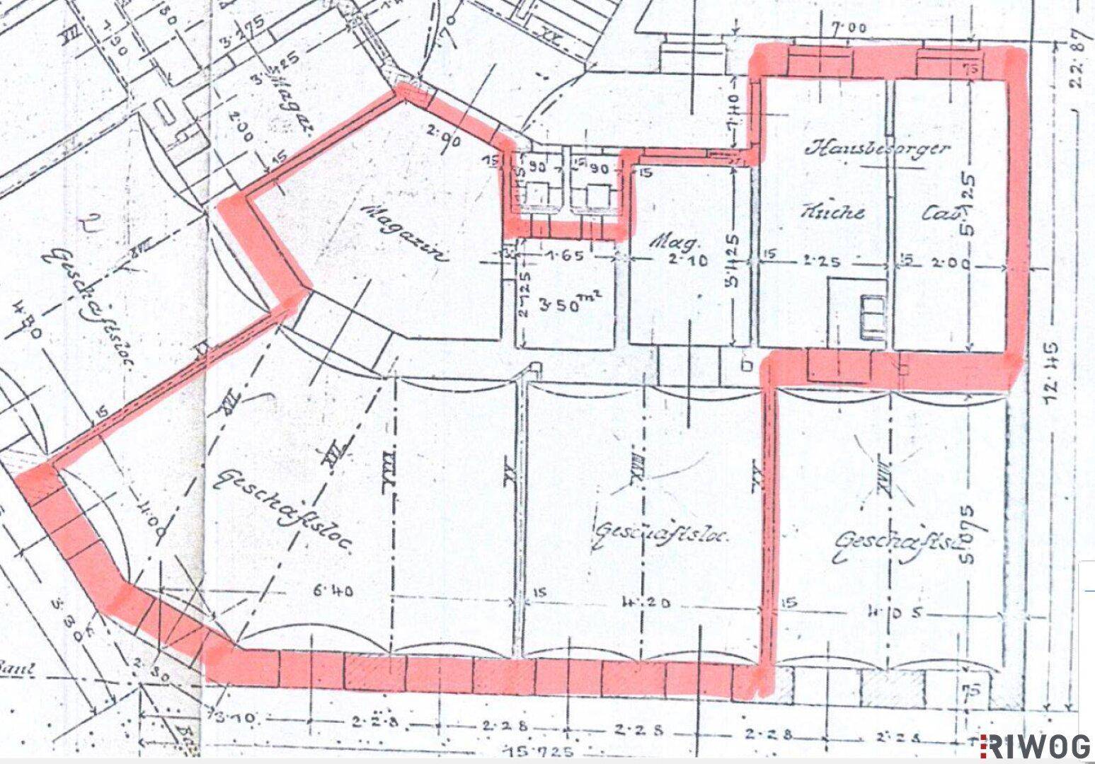 Grundrissplan des Erdgeschosses mit hervorgehobenen Gewerbeflächen, Magazin und Küche.