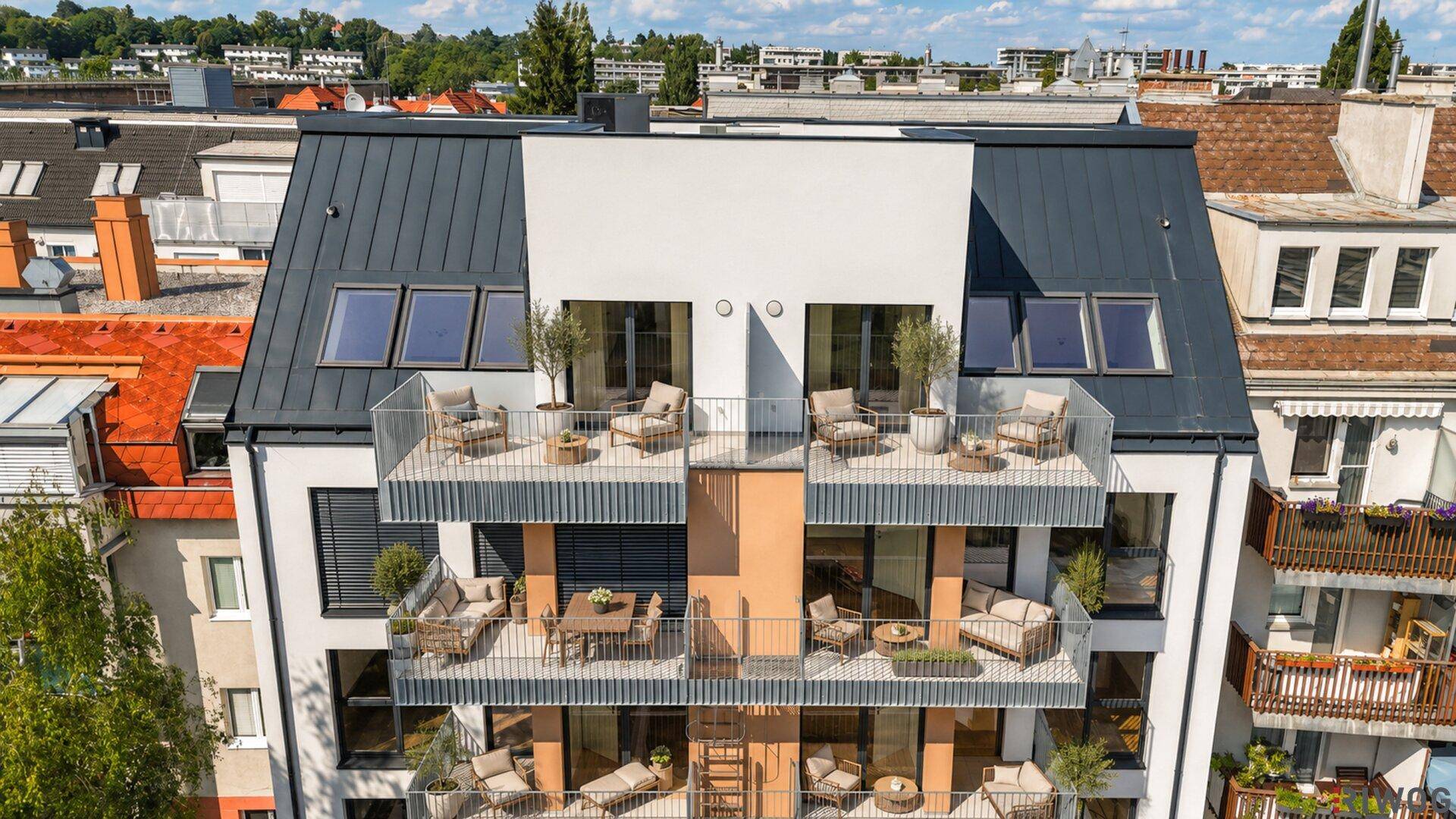 Moderne Apartmentfassade mit mehreren Balkonen, ausgestattet mit Gartenmöbeln und Pflanzen.
