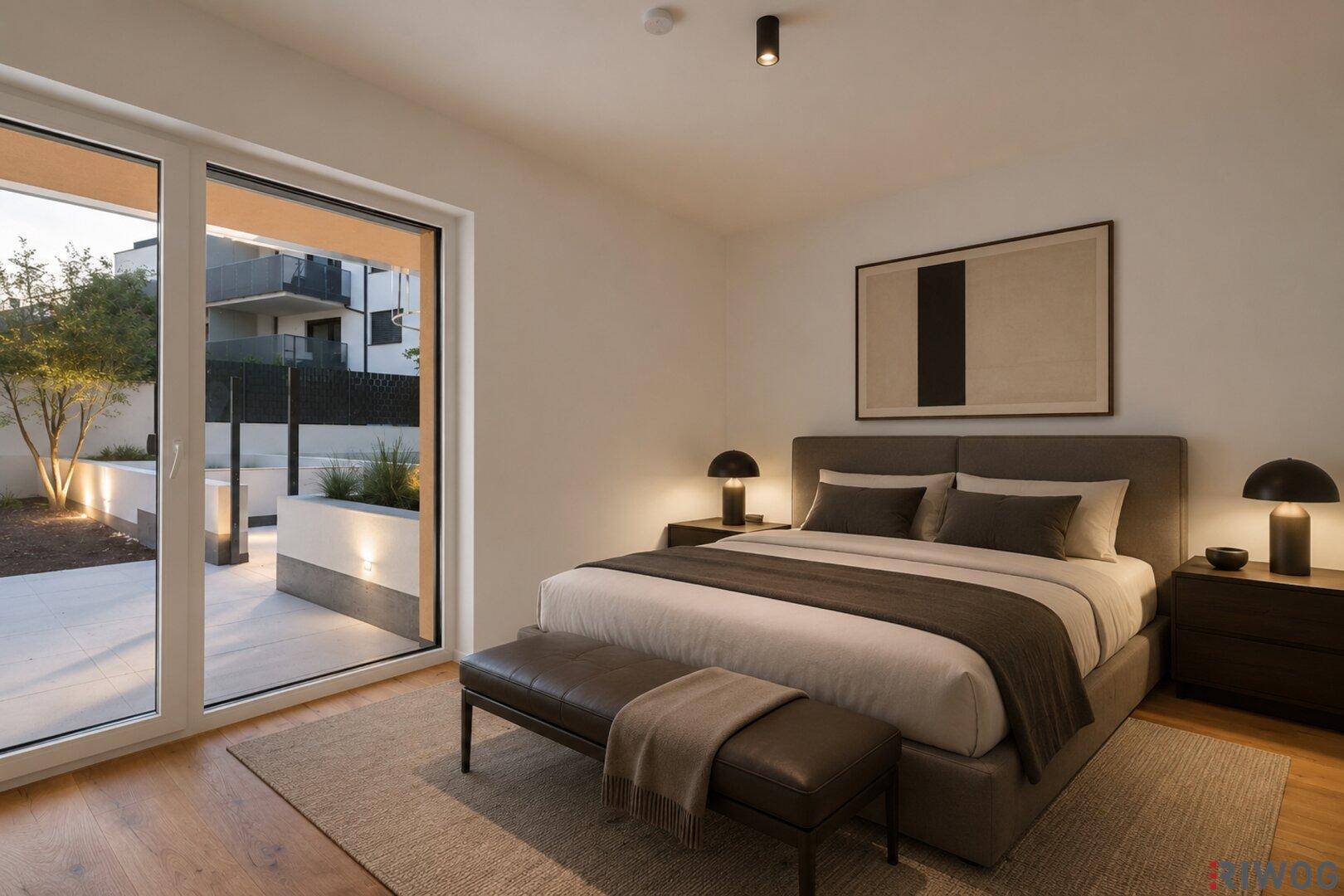 Modern eingerichtetes Schlafzimmer mit großem Bett, Holzboden und direktem Zugang zu einer Außenterrasse.