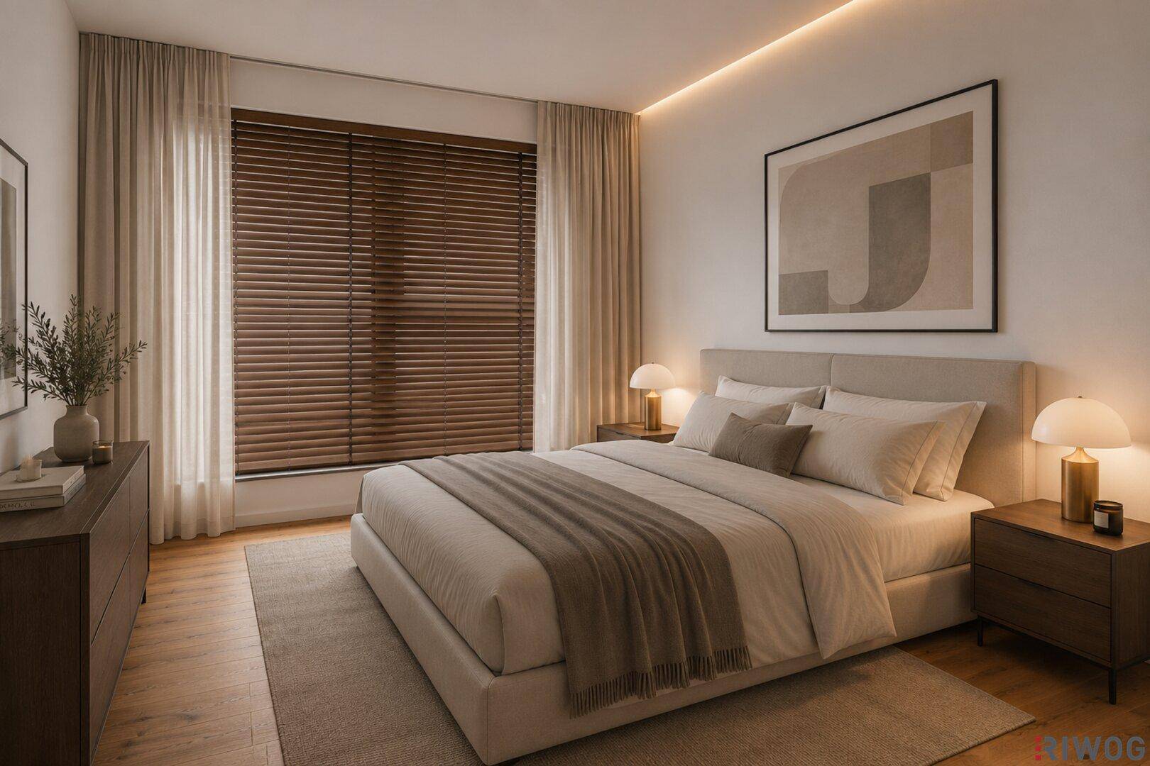 Modernes Schlafzimmer mit Doppelbett, Holzboden und indirekter Beleuchtung.