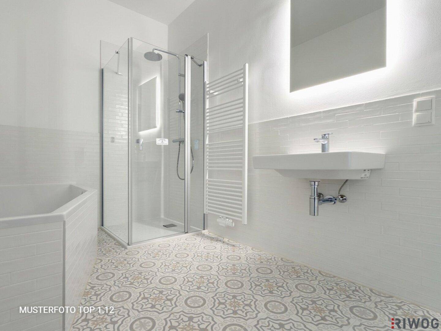 Modernes Badezimmer mit Duschkabine, Badewanne, Waschbecken und beheiztem Handtuchhalter.