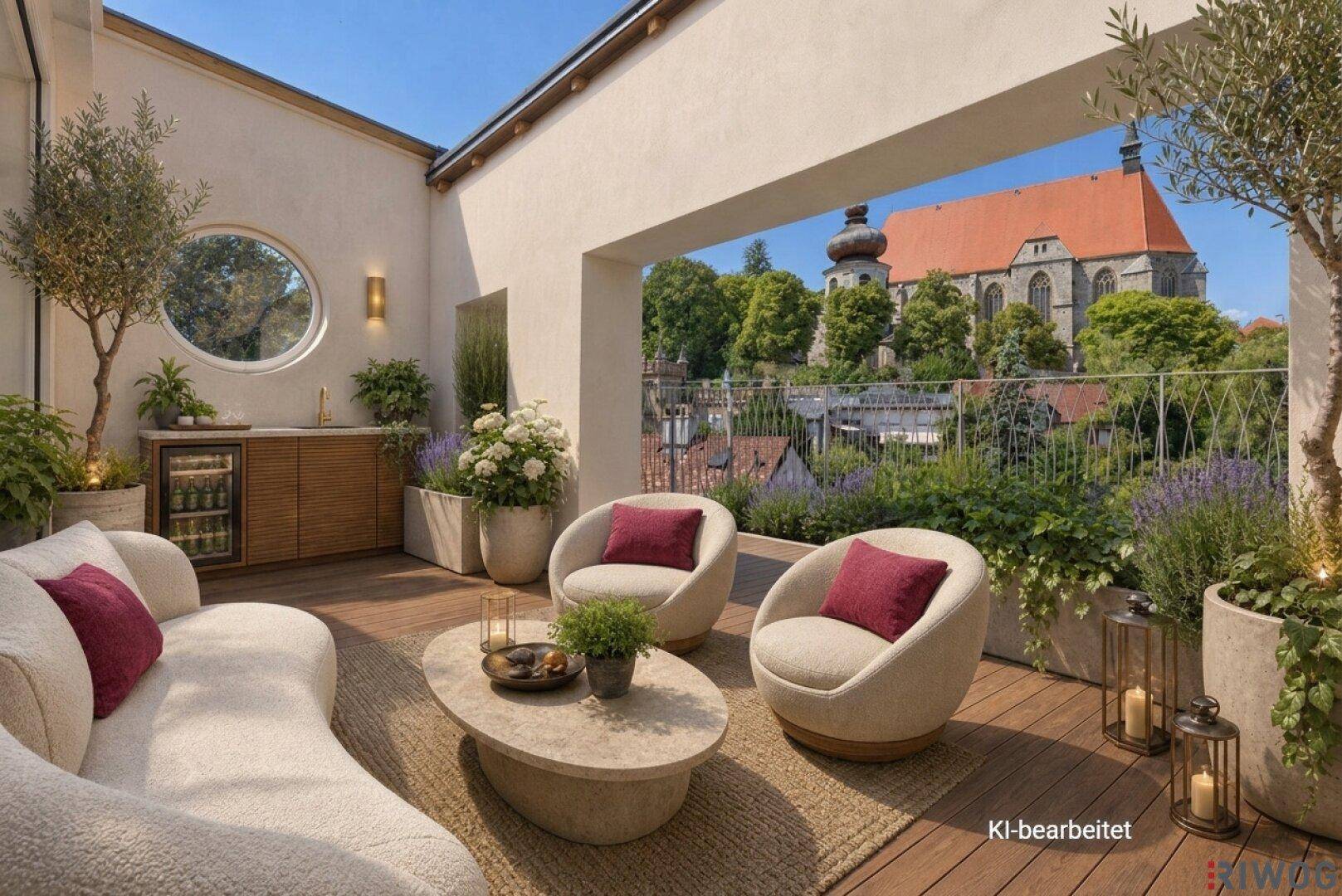 Geräumige Terrasse mit bequemen Sitzgelegenheiten, Außenküche und malerischem Blick auf eine historische Kirche.