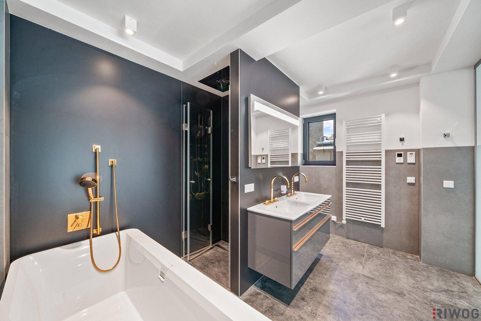 Elegantes Badezimmer mit freistehender Badewanne, Duschkabine und modernem Doppelwaschbecken.