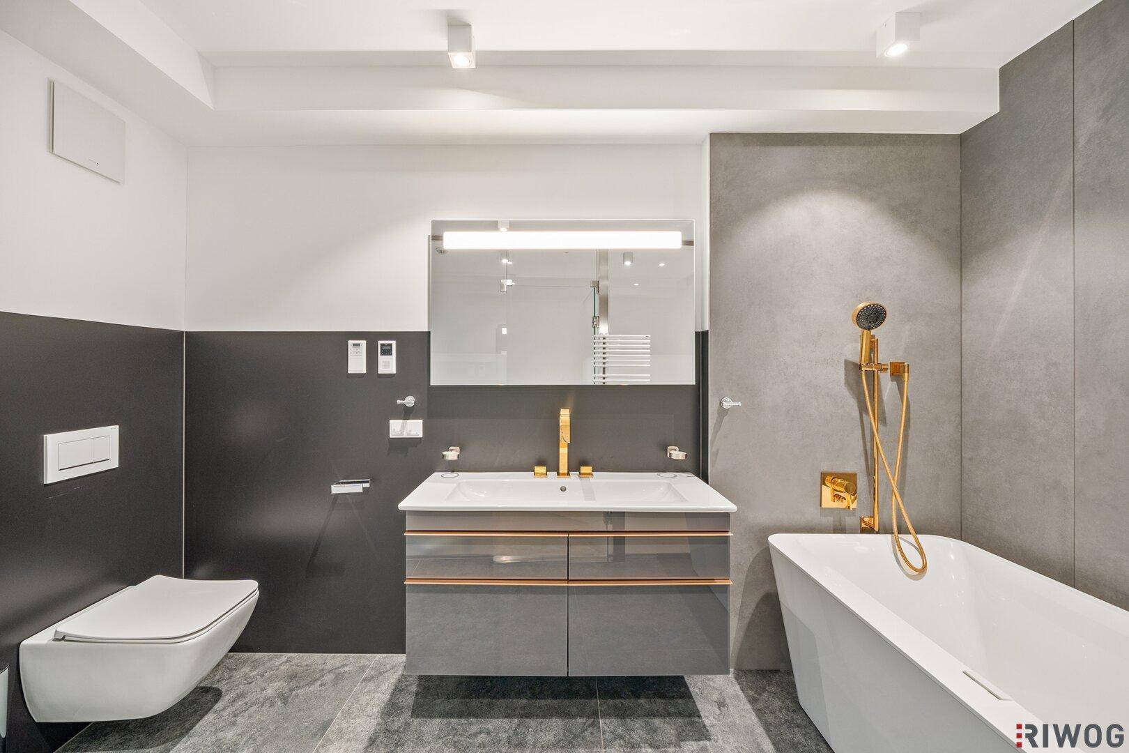 Elegantes Badezimmer mit wandhängendem WC, Einzelwaschbecken und freistehender Badewanne.