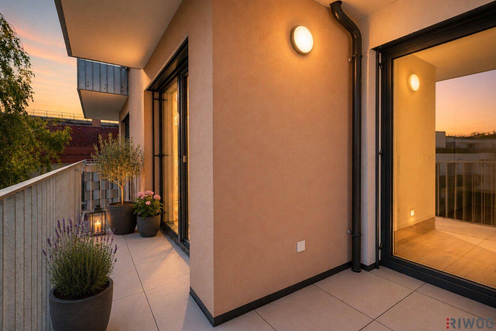Gemütlicher Balkon mit Pflanzen und Beleuchtung, ideal für entspannte Abendstunden im Freien.