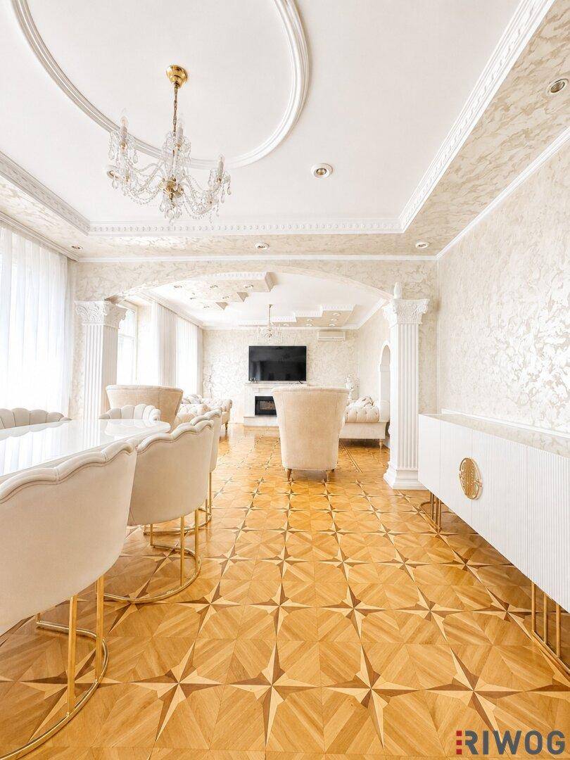 Geräumiger Wohn-Essbereich mit elegantem Parkettboden, Säulen und luxuriöser Einrichtung.