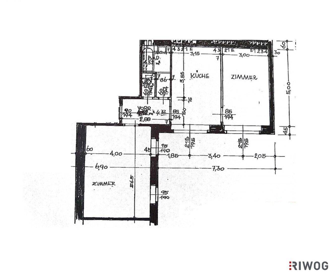 Handgezeichneter Grundriss mit Zimmern, Küche und Bad, inklusive Maßangaben.