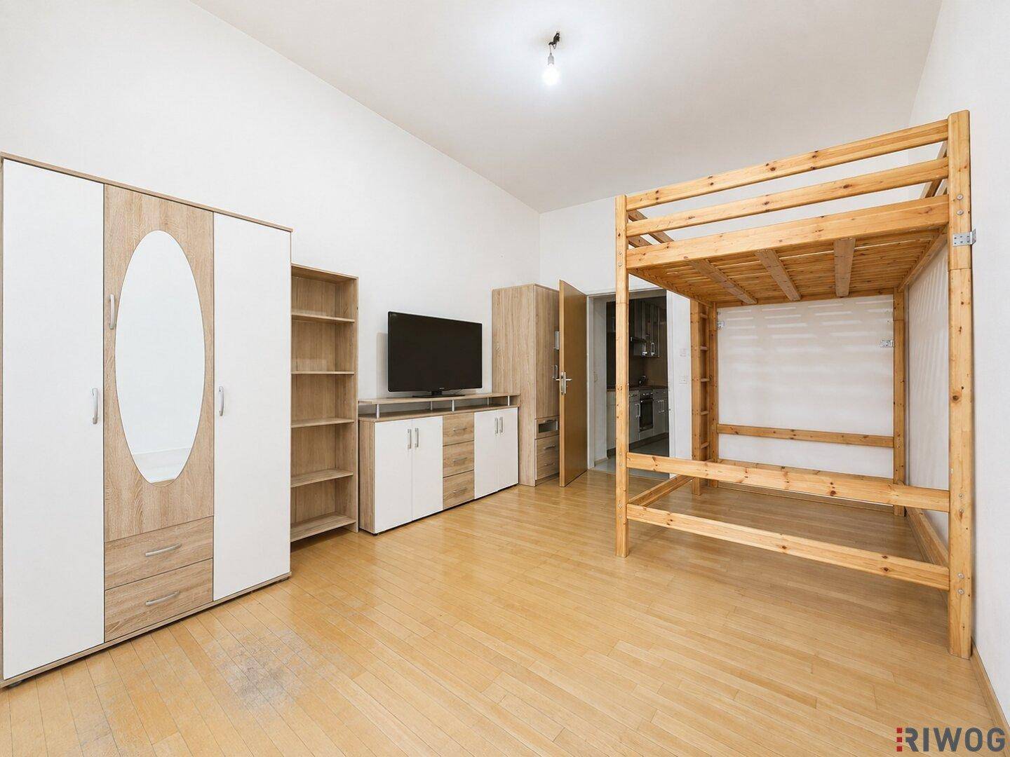 Helles Zimmer mit Holzfußboden, Etagenbett und modernen Möbeln, ideal für Studenten oder Kinder.