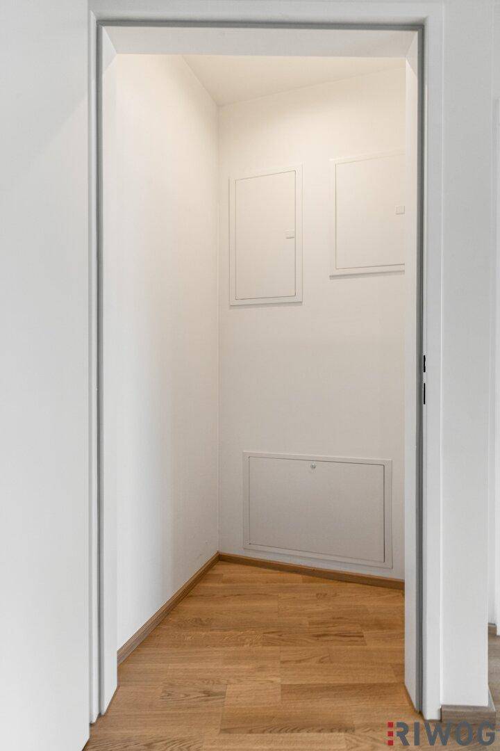 Praktischer Abstellraum mit Holzboden, ideal für zusätzlichen Stauraum im Apartment.