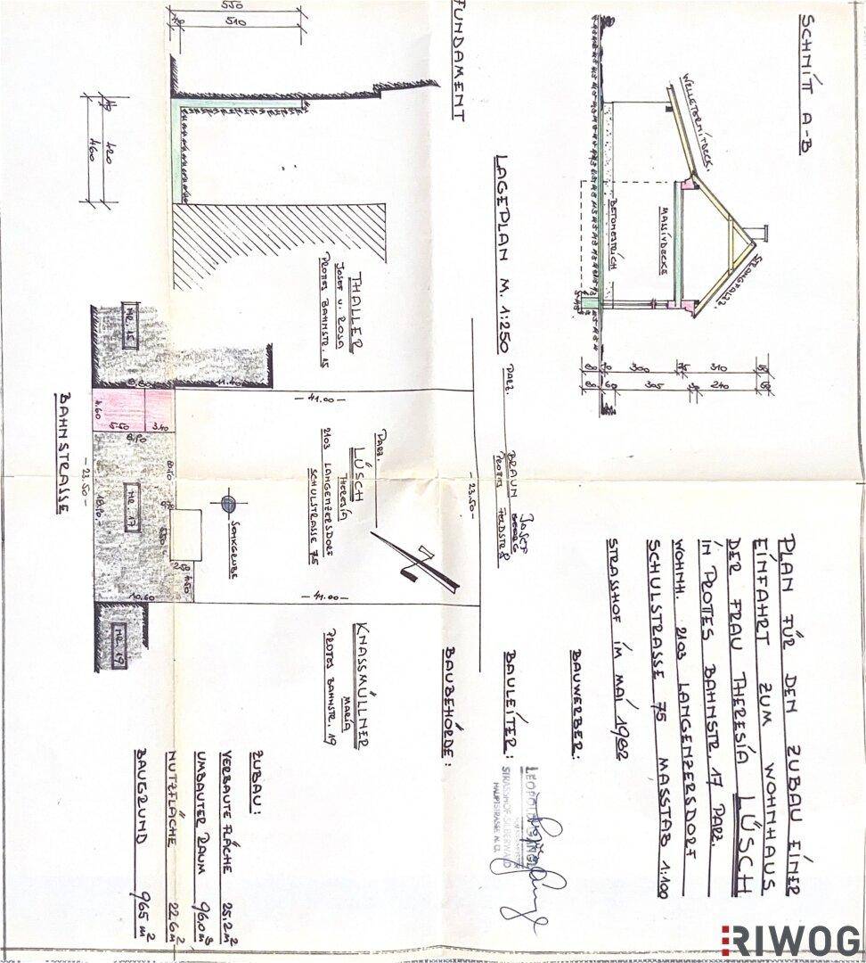 Architektonische Zeichnungen mit Schnittansicht und Lageplan für einen Wohnhauszubau aus dem Jahr 1982.