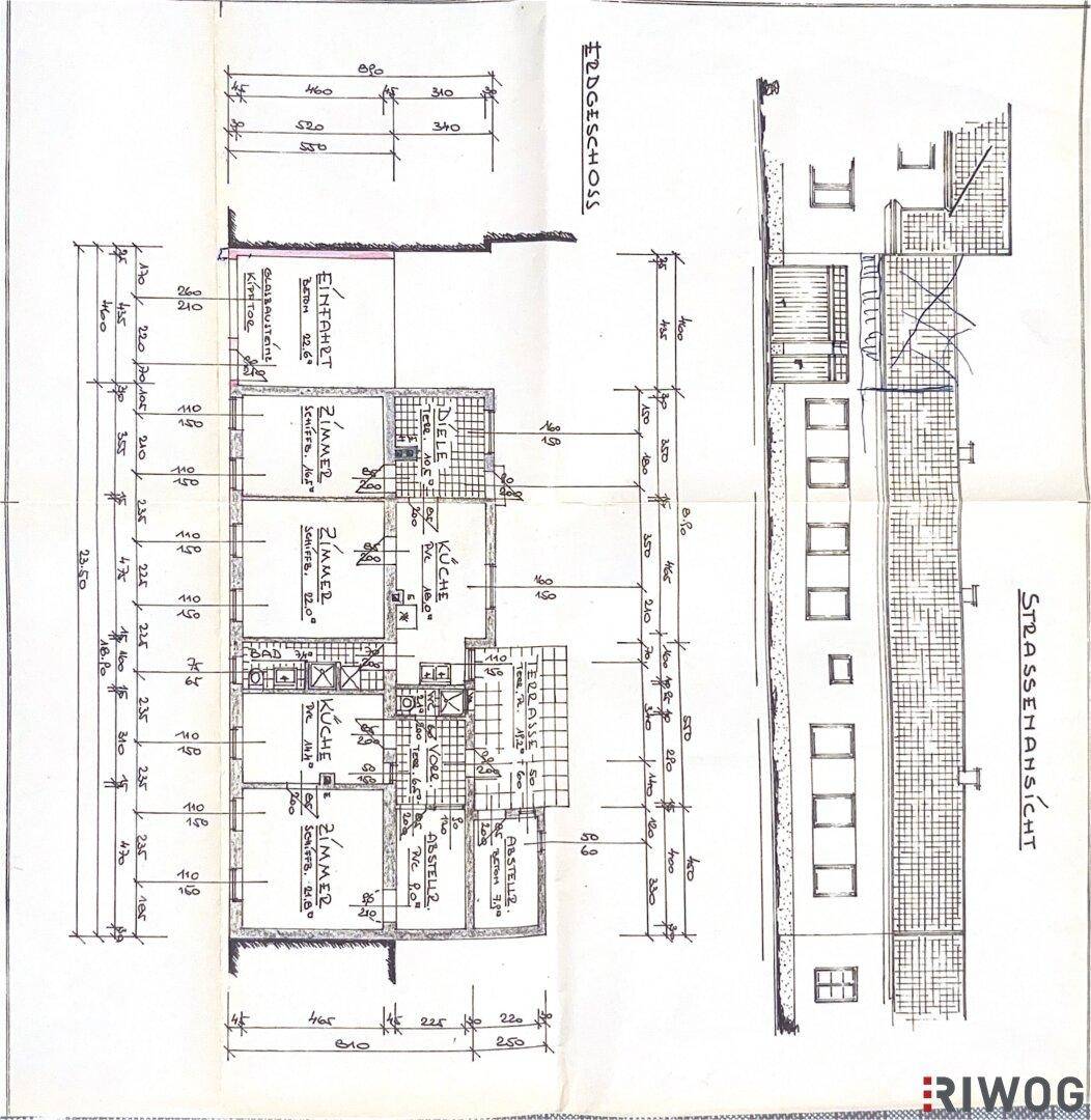 Grundriss des Erdgeschosses mit mehreren Zimmern, Küche, Bad und separatem WC sowie Strassenansicht.