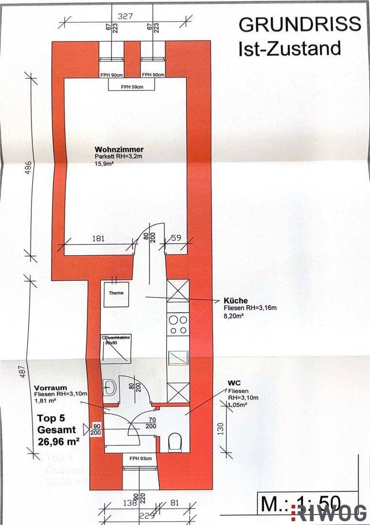 Grundriss des Ist-Zustands einer schmalen Wohnung mit Wohnzimmer, Küche, WC und Vorraum. Die Räume weisen hohe Decken auf.