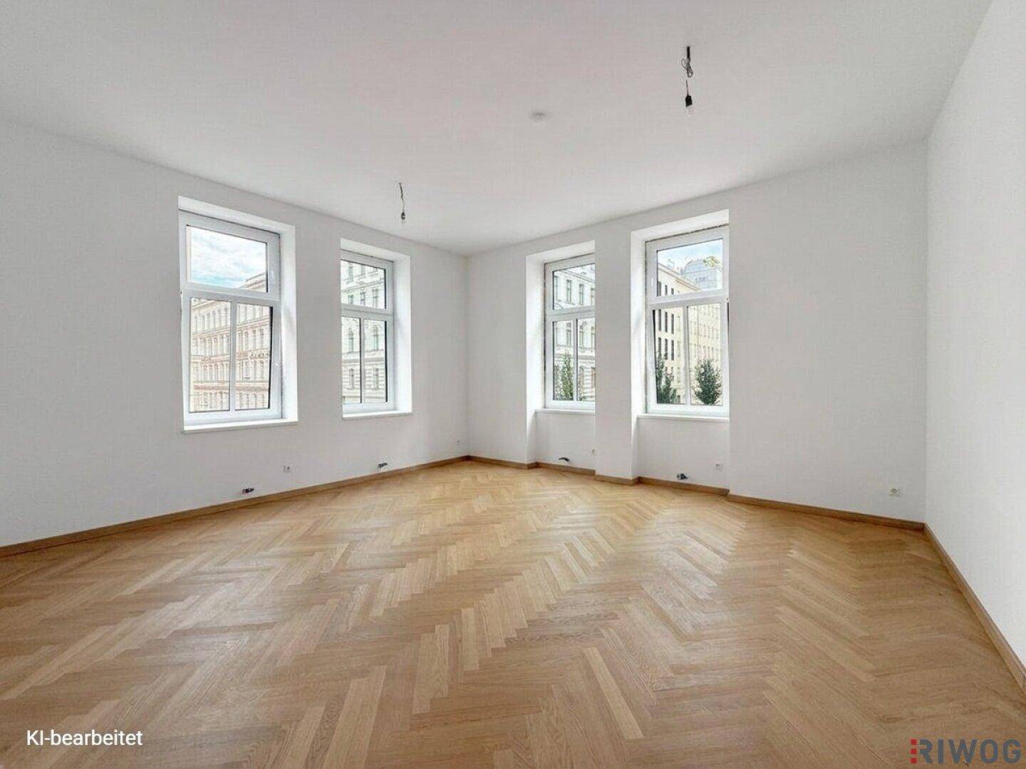 Geräumiger, leerer Raum mit Fischgrätparkett und hohen Fenstern, bereit zur individuellen Gestaltung.