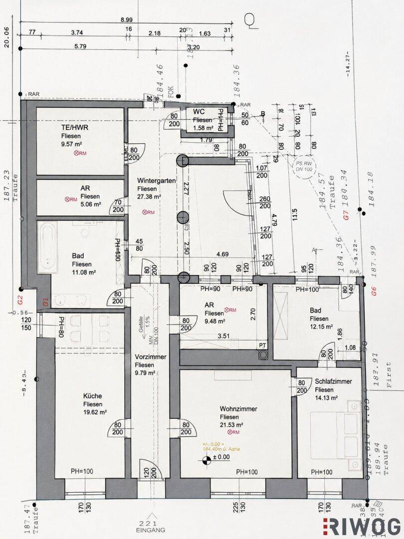 Technischer Grundriss mit detaillierten Maßen und Raumbezeichnungen für die Planung.