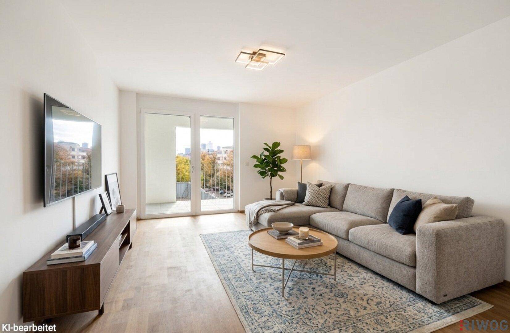 Helles Wohnzimmer mit modernem Sofa, Holzboden und Zugang zu einem Balkon, bietet viel Tageslicht.