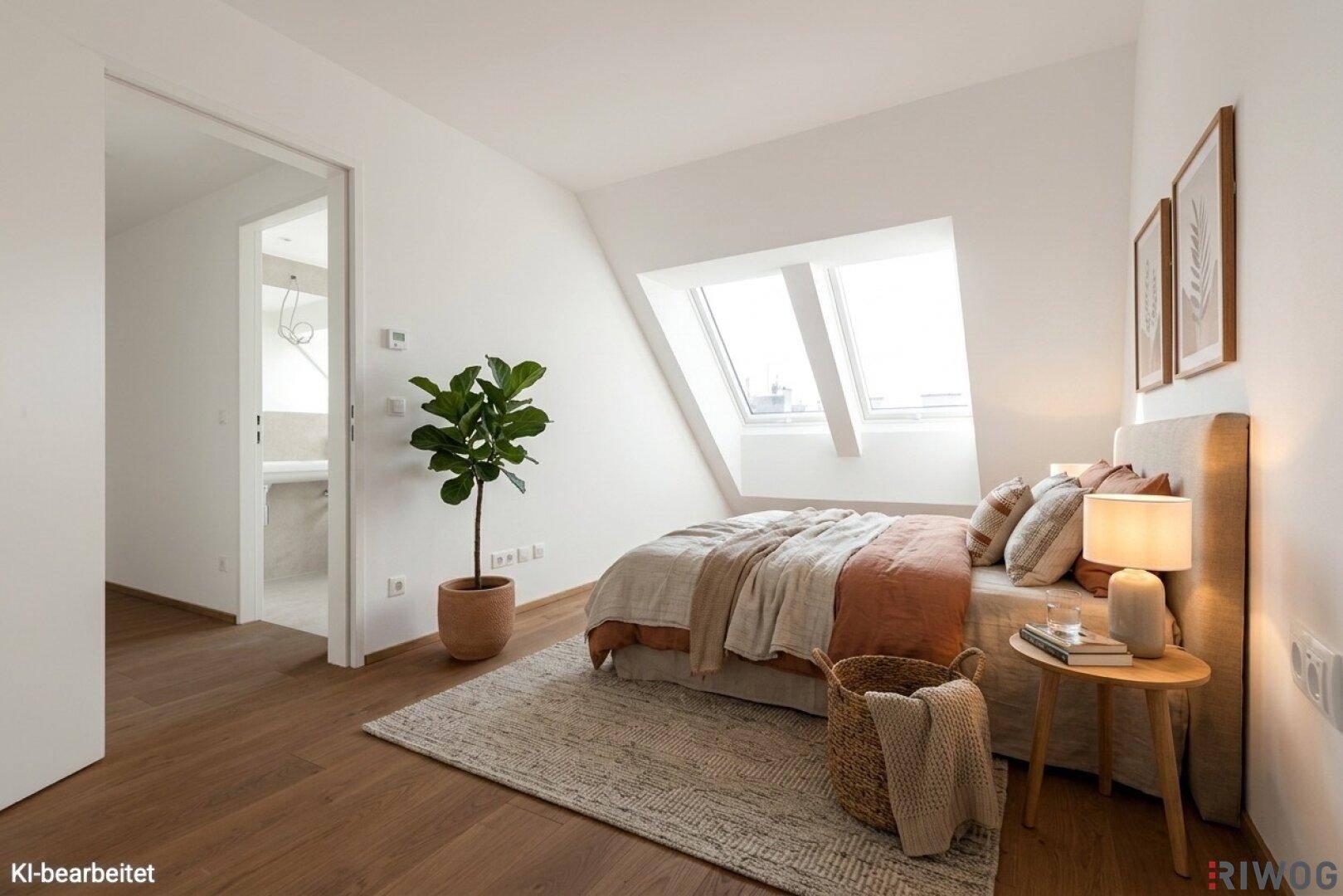 Modernes Schlafzimmer im Dachgeschoss mit Holzboden, Dachfenstern und Zugang zum Badezimmer.
