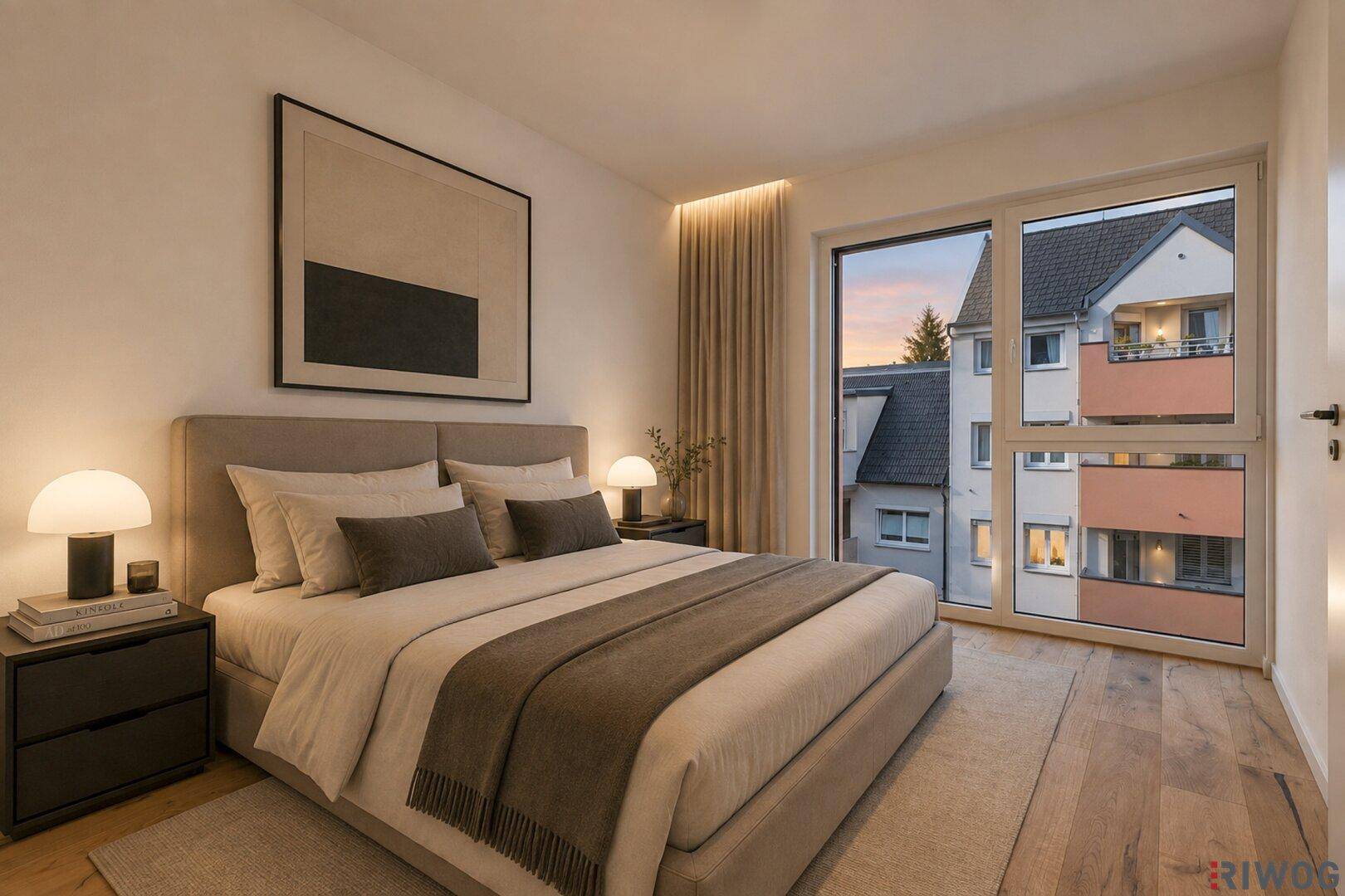 Modern eingerichtetes Schlafzimmer mit großem Bett, Holzboden und bodentiefen Fenstern.
