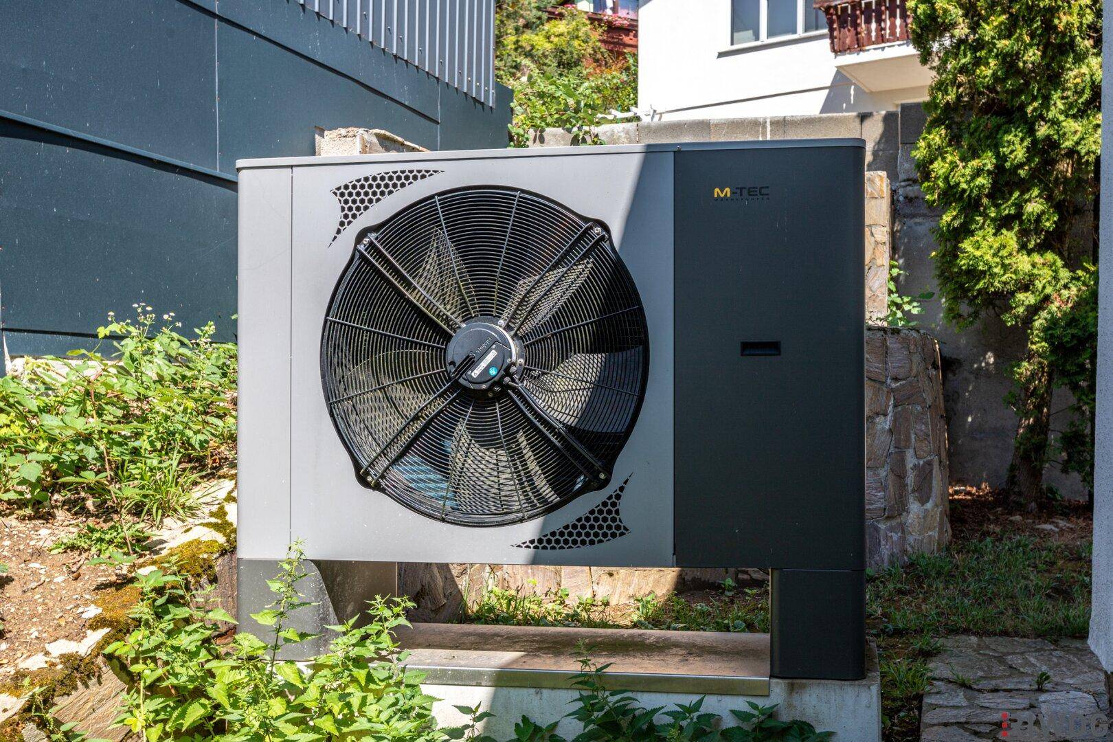 Nahaufnahme einer modernen M-TEC Wärmepumpe im Freien.