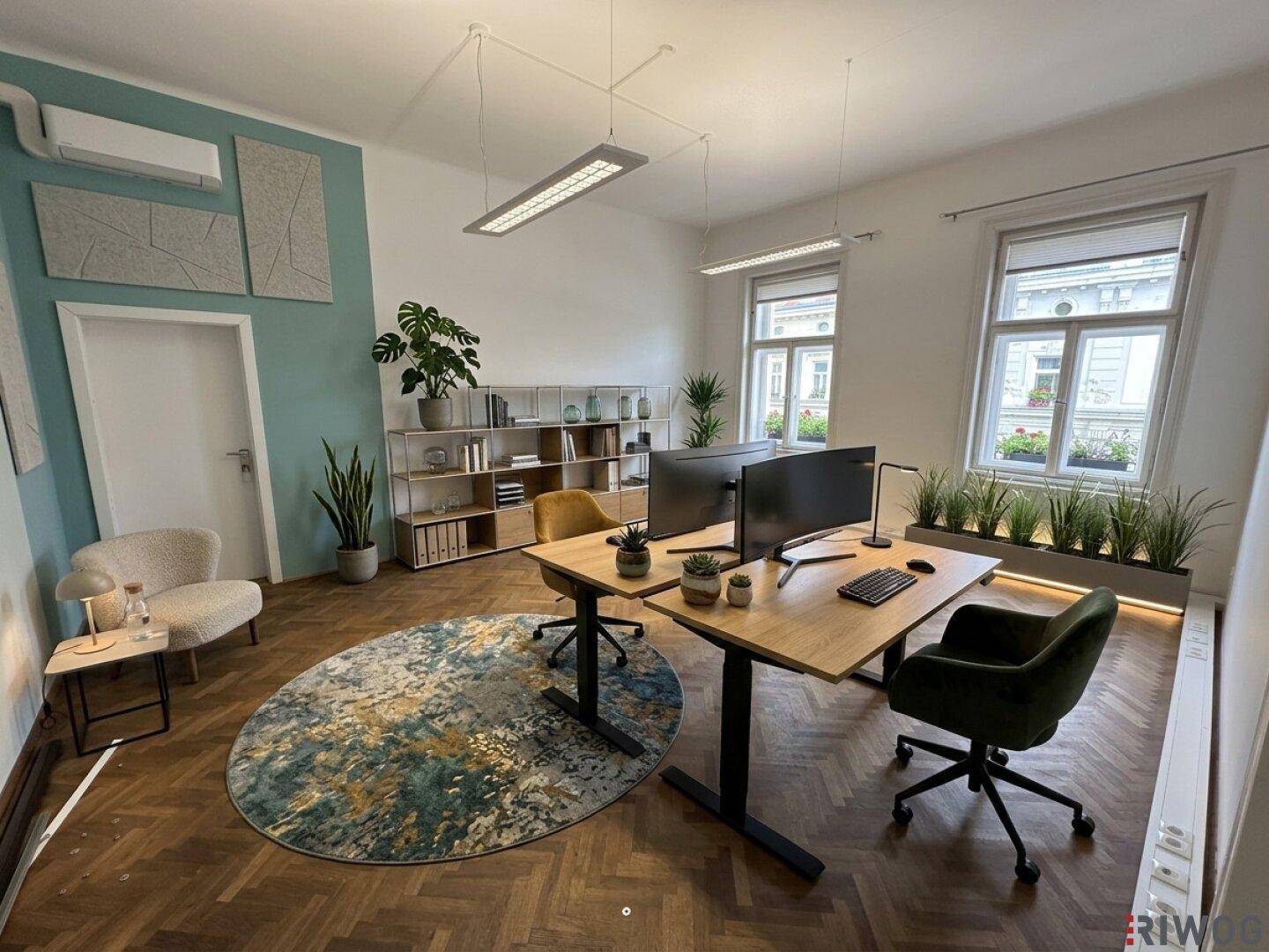 Modernes Büro mit zwei Arbeitsplätzen, Fischgrätparkett und schallabsorbierenden Wandpaneelen in ruhiger Atmosphäre.
