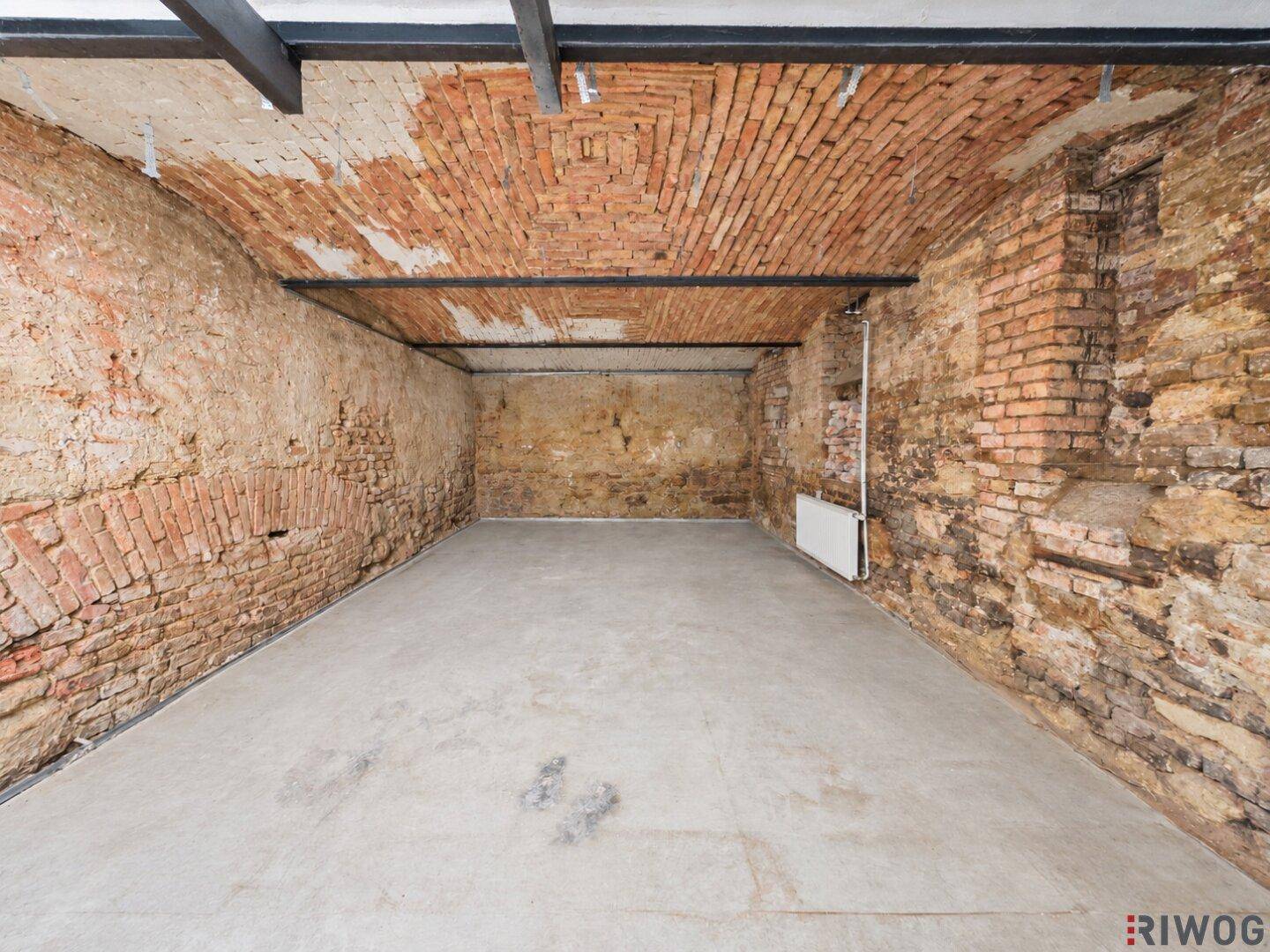 Historischer Kellerraum mit freiliegenden Ziegelwänden und einem beeindruckenden Gewölbedecke.
