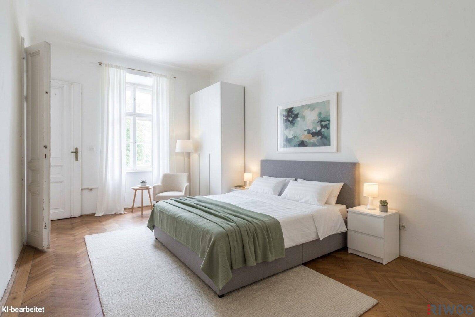 Geräumiges Schlafzimmer mit Doppelbett, Fischgrätparkett und viel Tageslicht, bietet Komfort und Ruhe.
