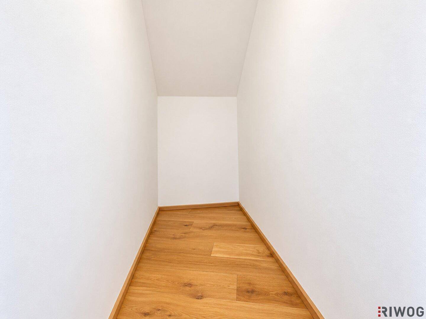 Praktischer Abstellraum mit Holzboden, ideal für zusätzlichen Stauraum im Wohnbereich.