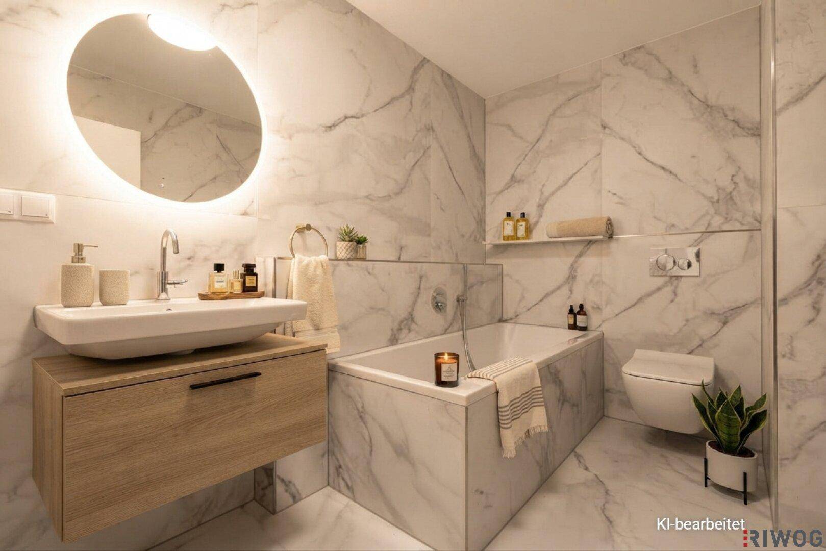 Modernes Badezimmer mit eleganten Marmorfliesen, beleuchtetem Spiegel, Badewanne und schwebendem Waschtischunterschrank.