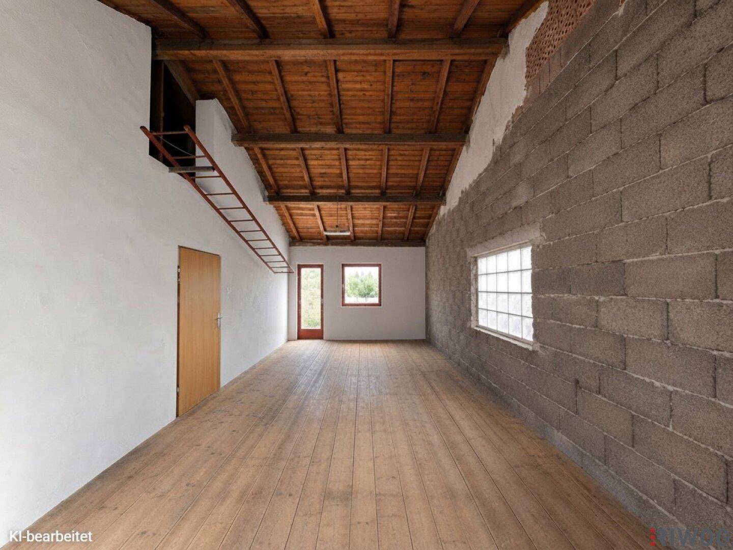 Großer, unfertiger Raum mit Holzbalkendecke, Betonwänden und Holzfußboden.