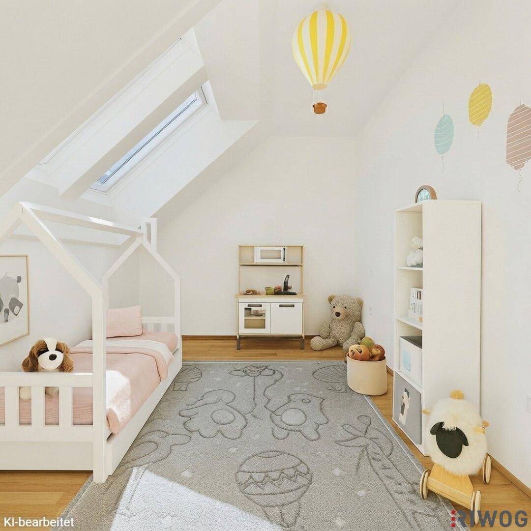 Helles Kinderzimmer im Dachgeschoss mit Spielbereich, Holzboden und Dachfenster.