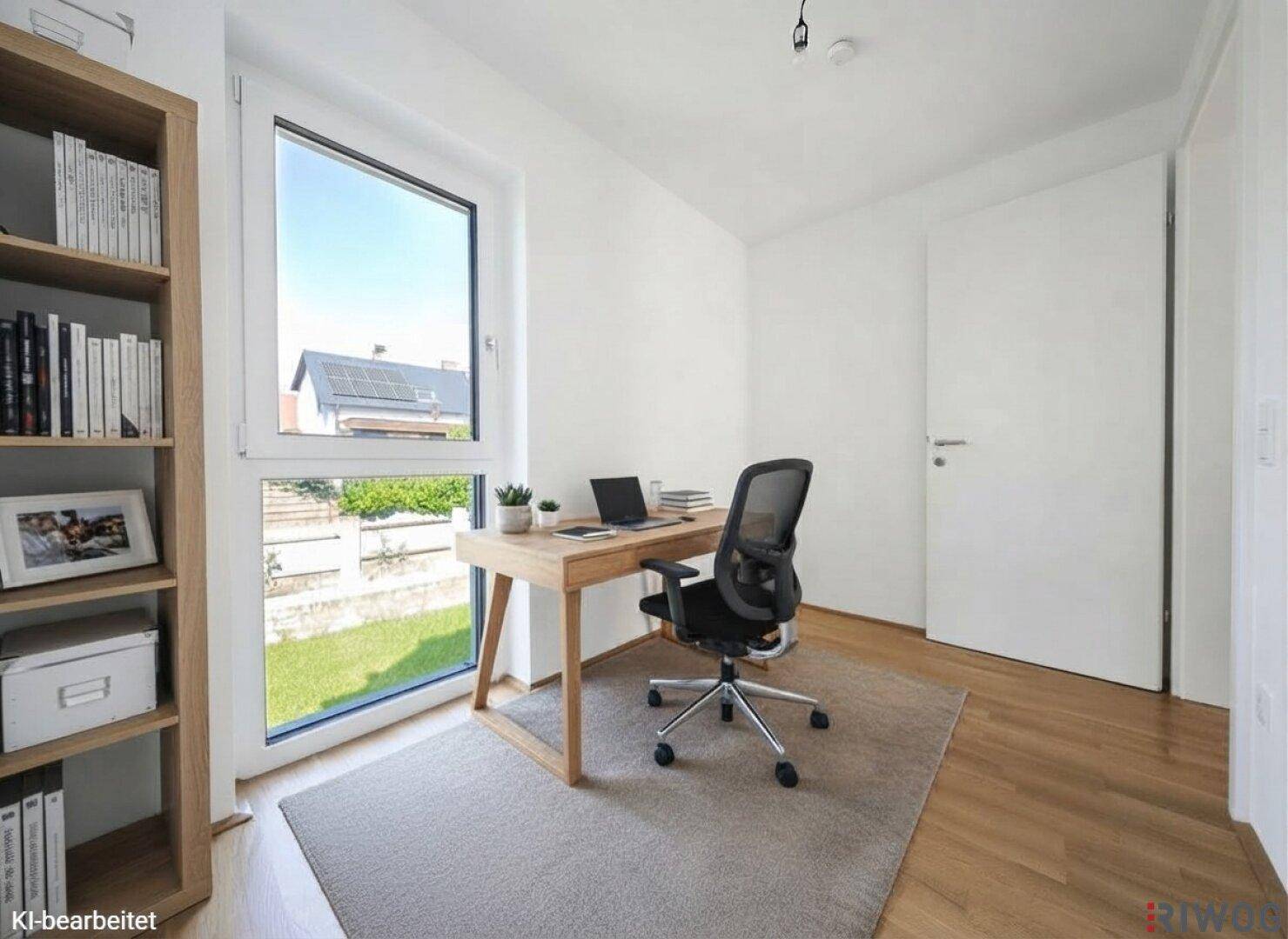 Helles Arbeitszimmer mit großem Fenster, Holzboden und einem angenehmen Blick ins Grüne.