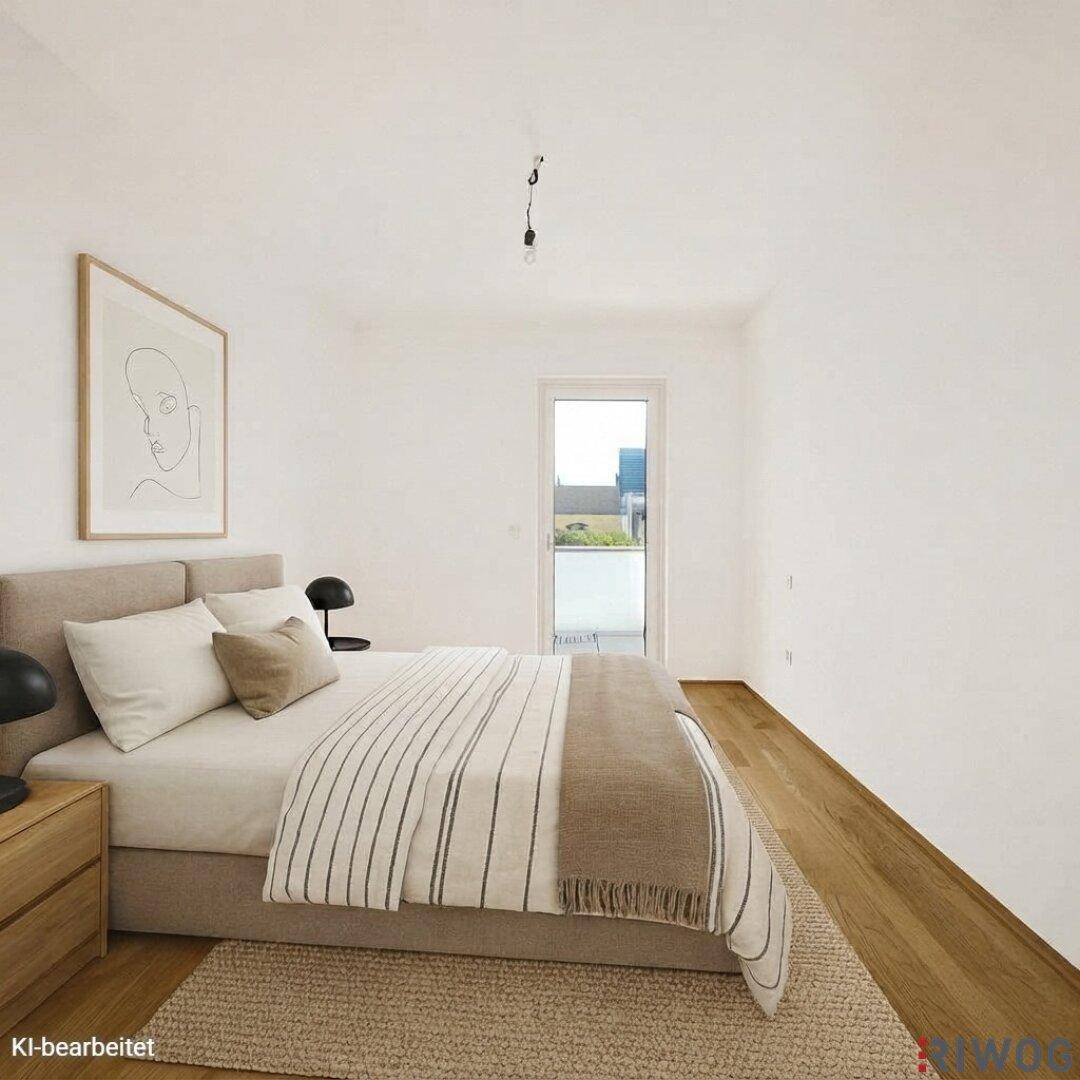 Modernes Schlafzimmer mit Holzboden, Doppelbett und direktem Zugang zu einem Balkon.